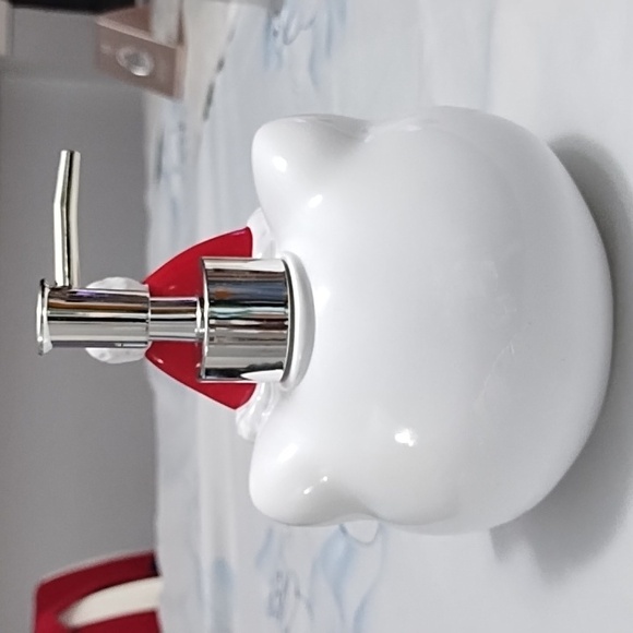 Hello Kitty Red Bow Soap Dispenser - Picture 4 of 4